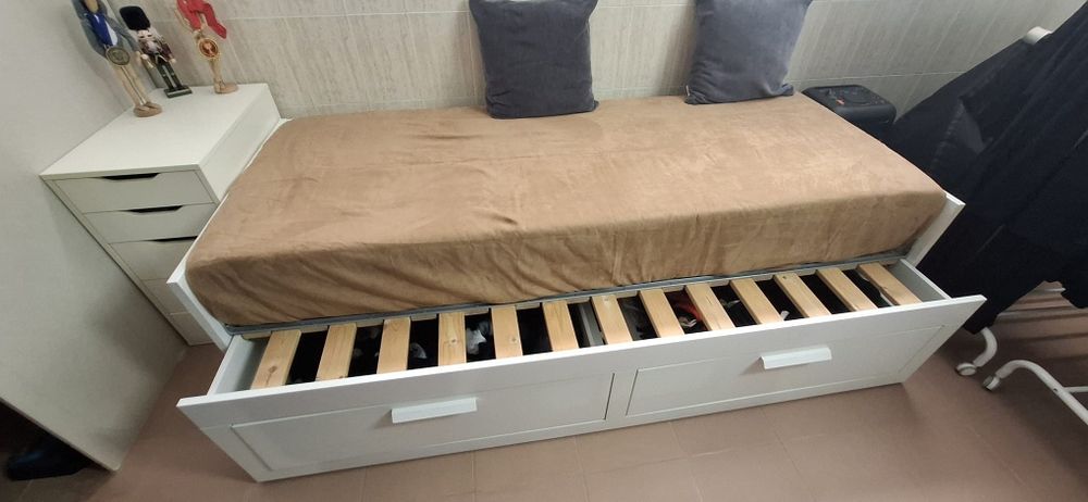 Cama divã solteiro/casal e 2 colchões