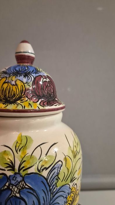 Pote de faiança pintada à mão