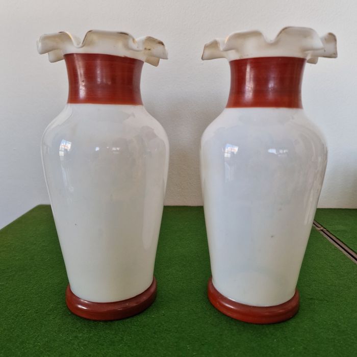 Par de jarras em vidro opalino com cenas de galanteio
