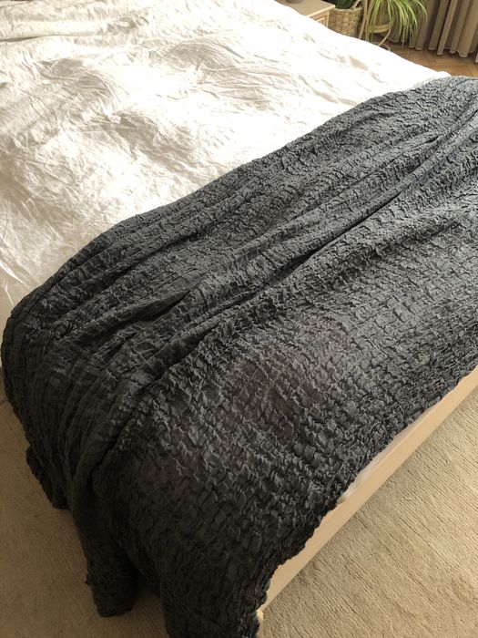 Szara narzuta ikea na lozko