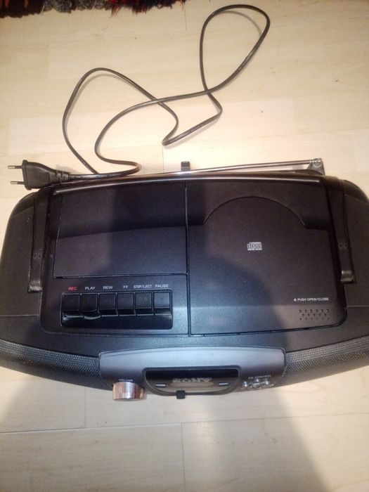 Sprzedam tanio fajny boombox Sony CDF-V6 Sprawny