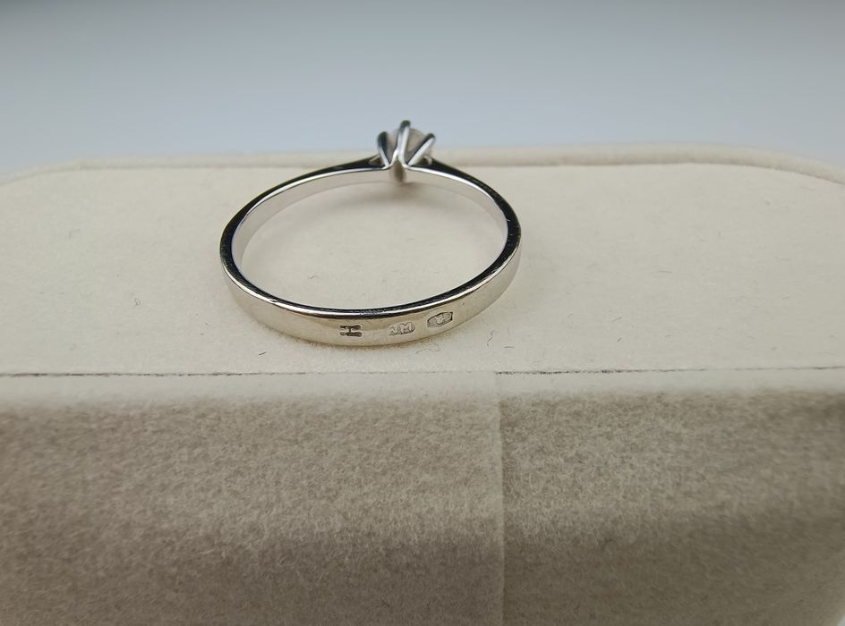 Złoty pierścionek z brylantem.