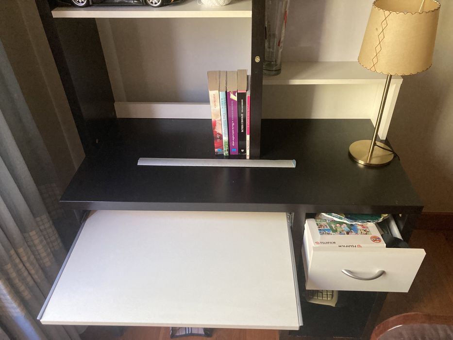 Estante/Secretaria de Quarto multiuso.