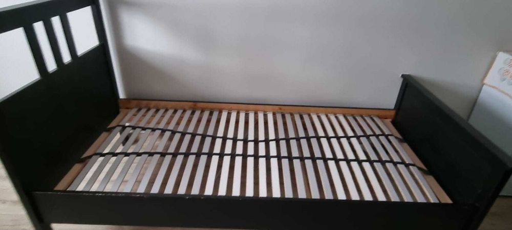 Czarne łóżko z materacem