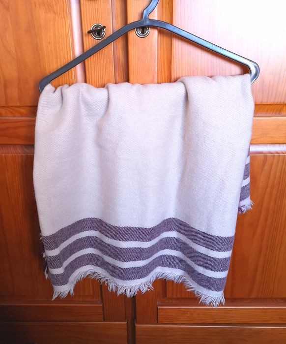 Cachecol em tons de bege e bordeaux Primark