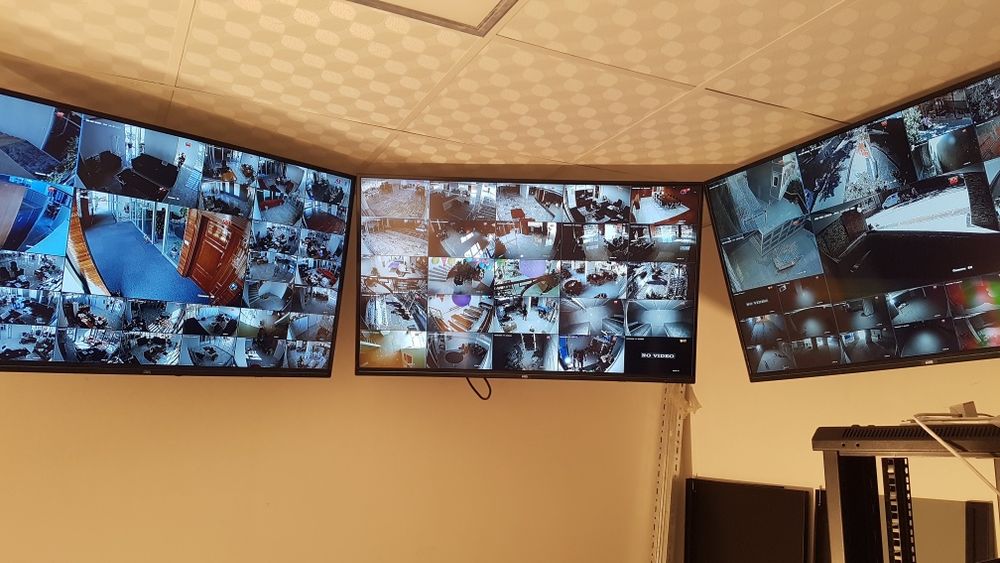 Instalação e manutenção de sistemas de segurança eletrónica.