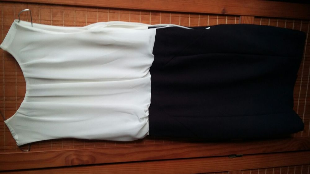 Vestido azul marinho e branco