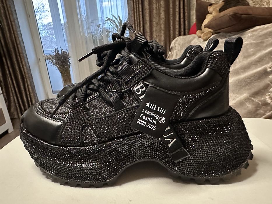 Кроссовки в стразах