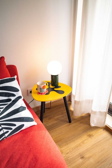 Mesa de apoio triangular