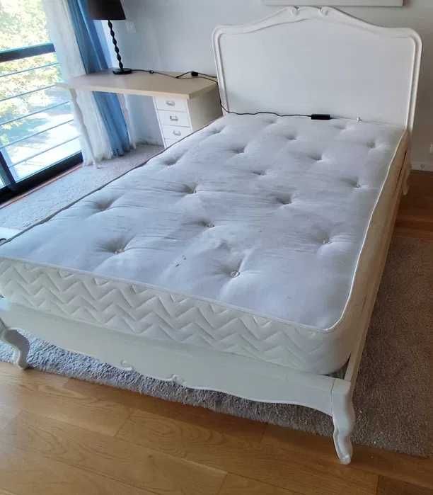 Cama com colchão e mesas cabeceira