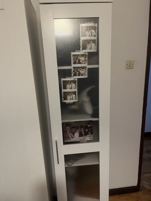 Estante branca com porta