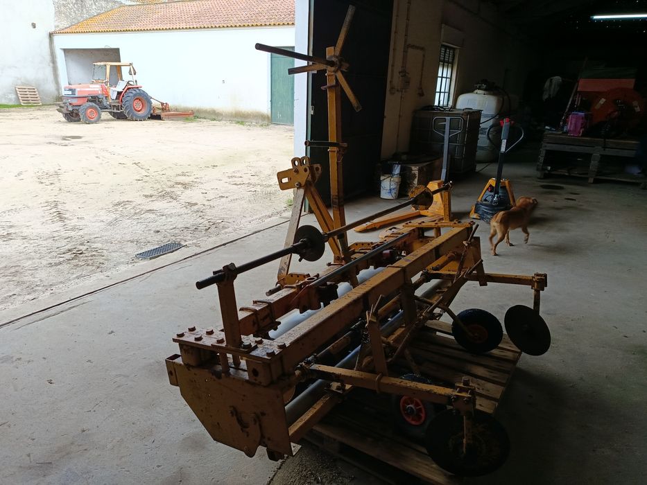 Máquina de espalhar plástico.