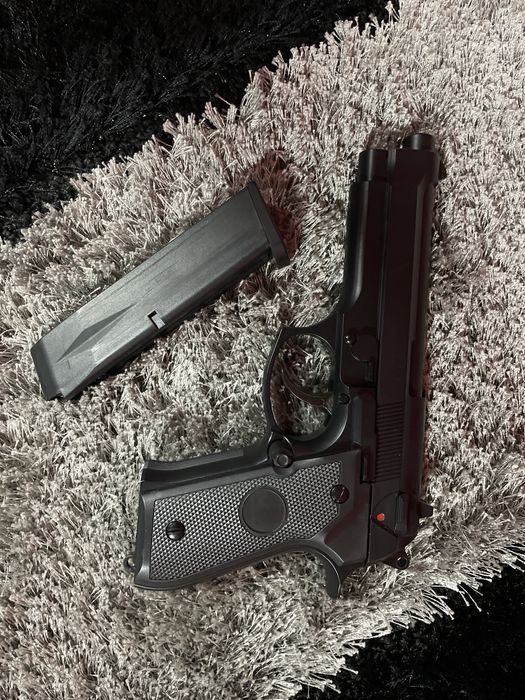 PISTOLA M9 GREEN GAS AIRSOFT (PORTES GRATIS)