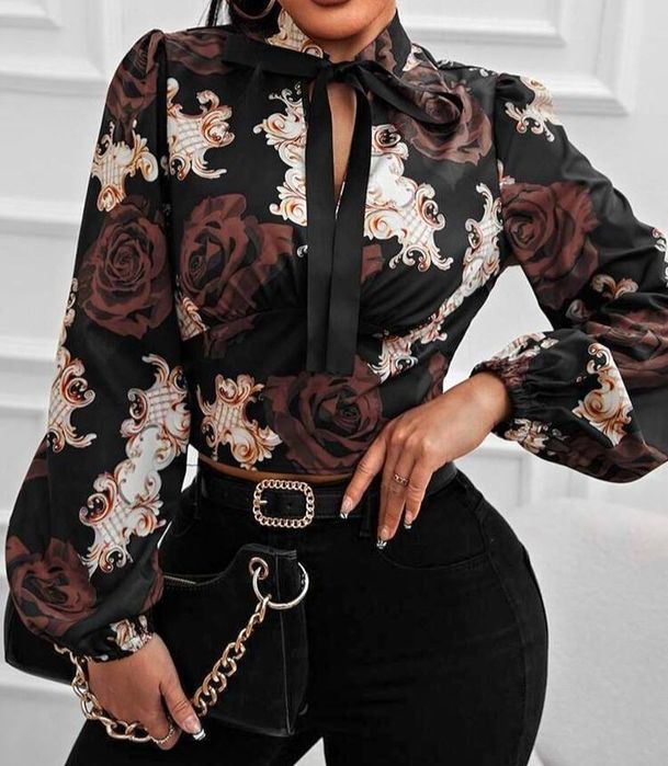 Camisa Blusa Curta Preta e Castanha com Rosas Decote em V com Laço
