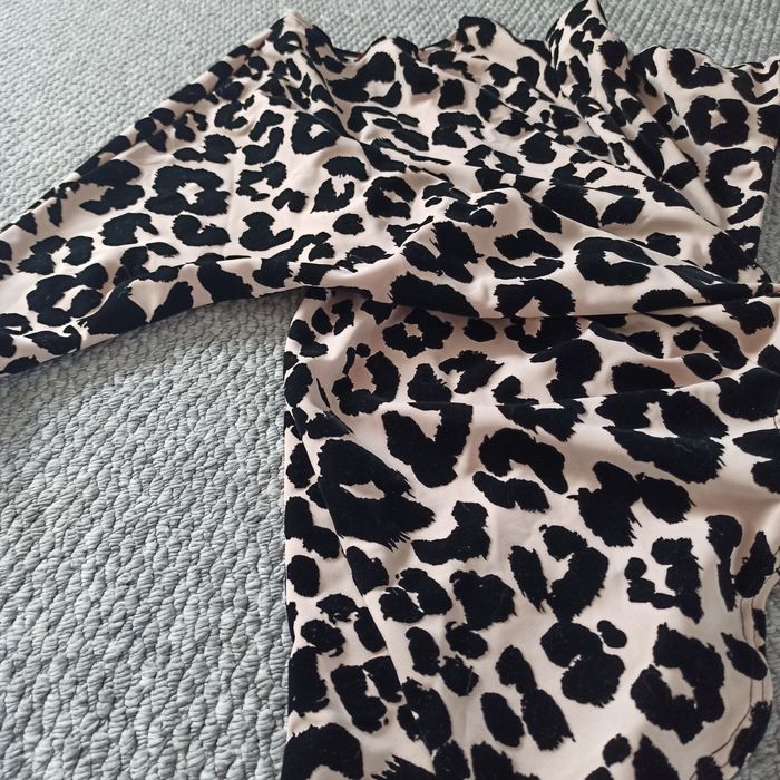 Sukienka oversize panterka asymetryczna  M