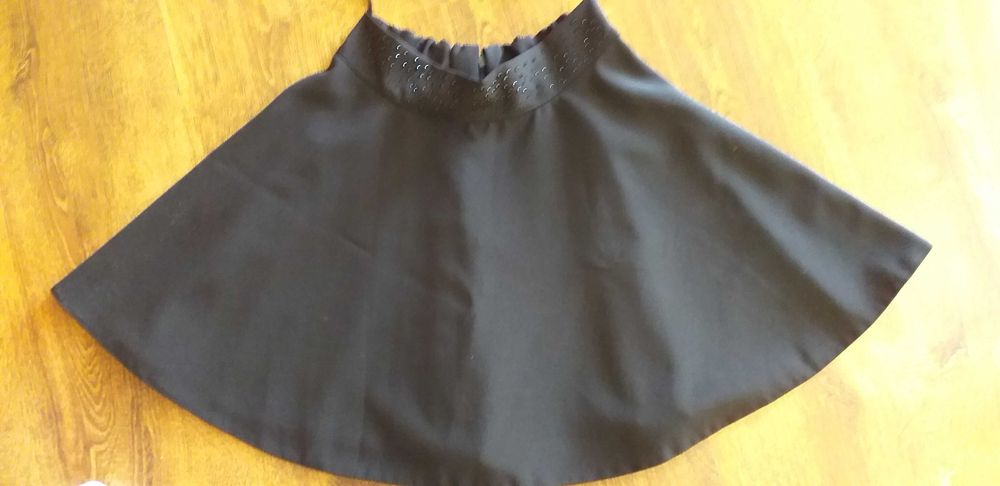 Spódniczka  czarna  galowa 140 .