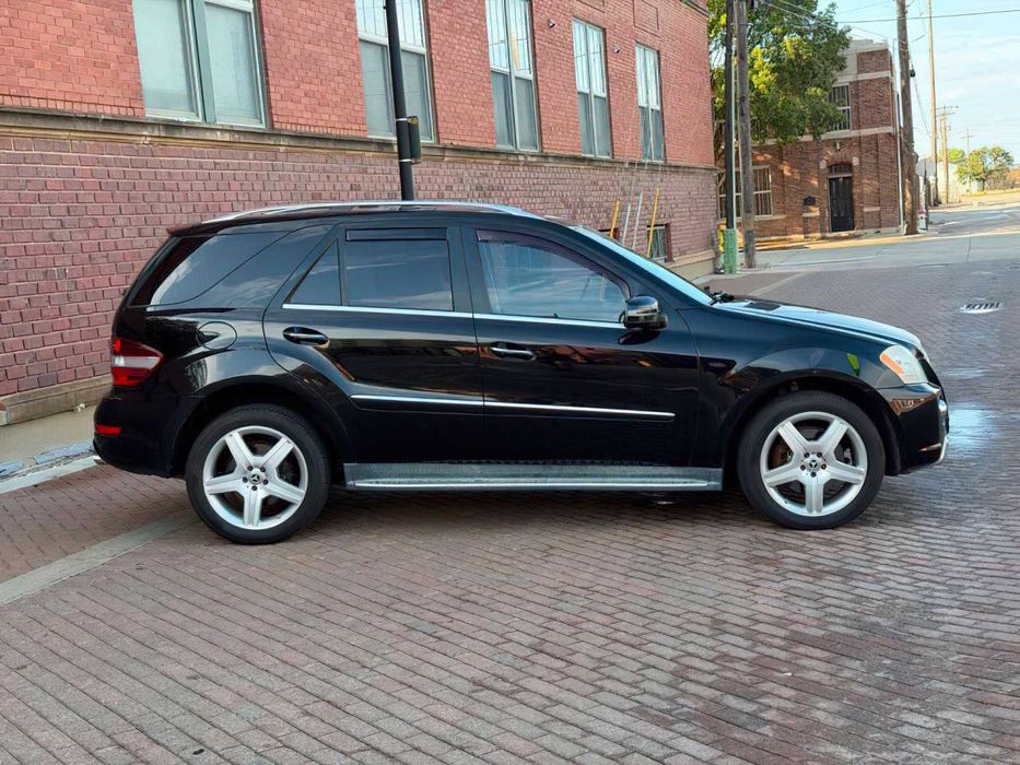 Mercedes-Benz M-Class ML 550      2011