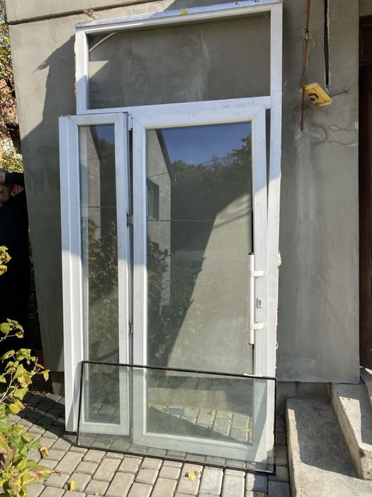 Металопластикові двері( коричневі і білі) б/ у