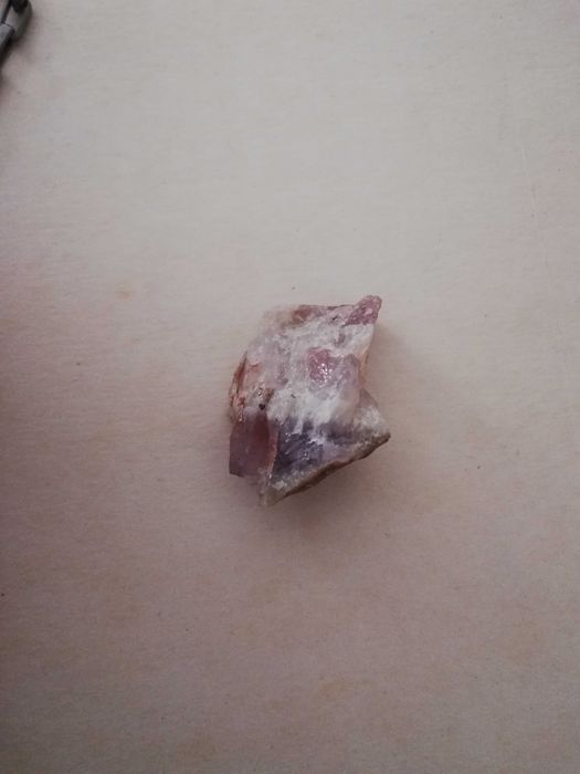 Pedra roxa e preta