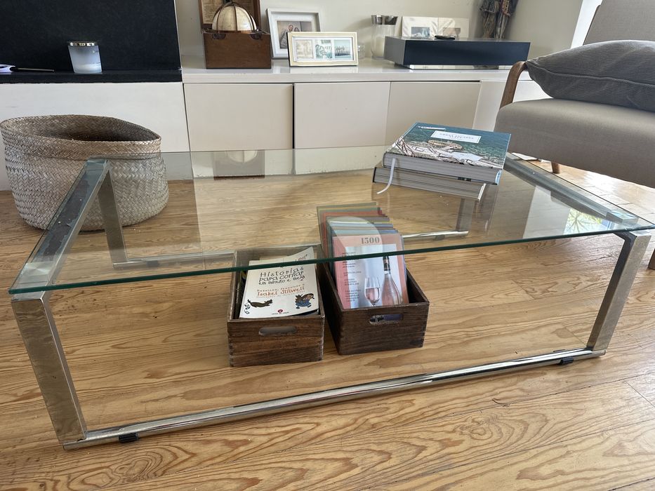 Mesa de centro em vidro e estrutura cromada