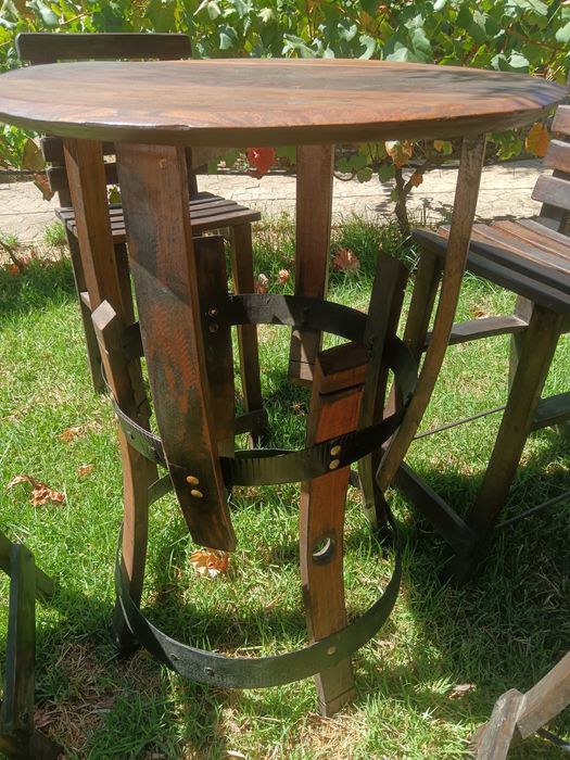 Cadeiras altas e mesa rústicas feitas de madeira de pipos