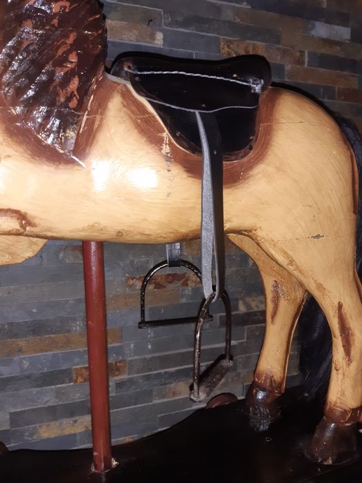 Stary drewniany koń na biegunach.