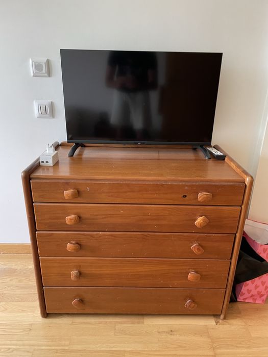 Comoda CERNE com marcas de uso