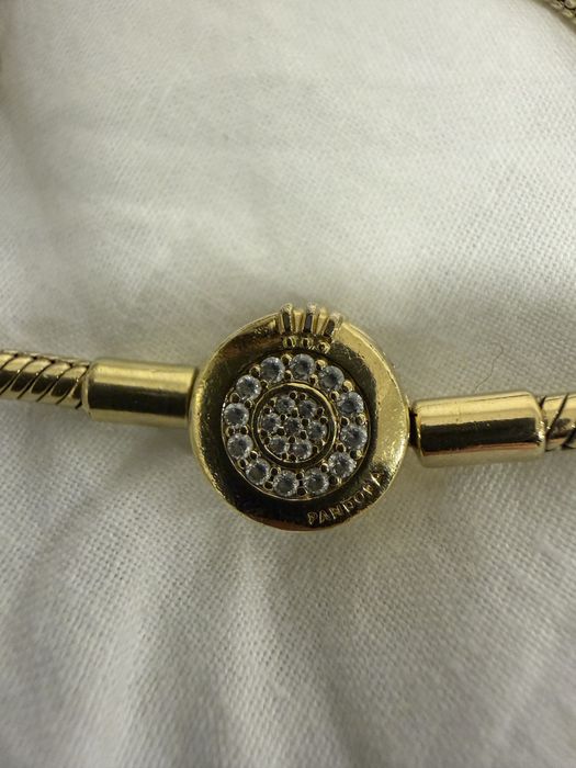 Pulseira pandora dourada com 3 pendentes para cenda