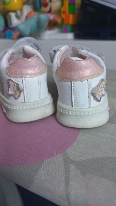 Adidasy dla dziewczynki rozmiar 23