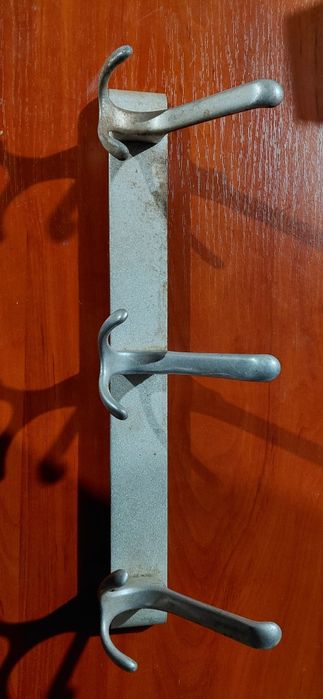 Продам три вішалки для одягу