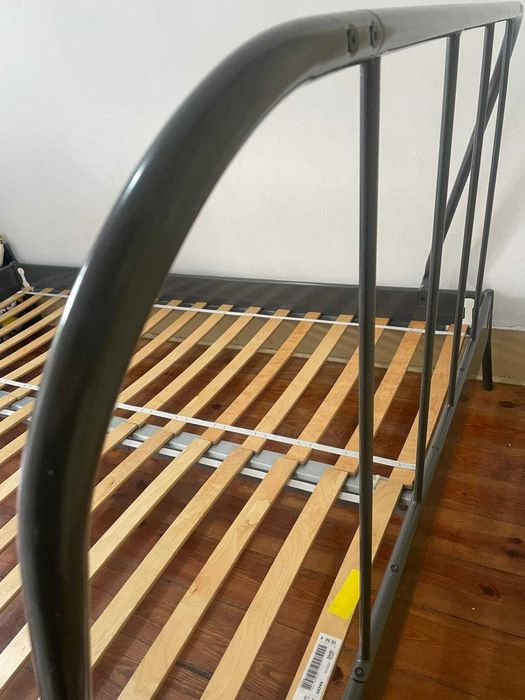 Cama de casal em ferro Ikea + estrado de ripas