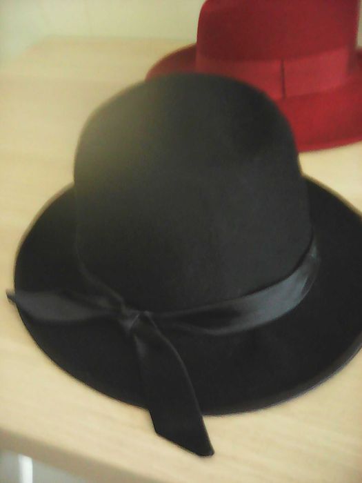 Chapéus de vários feitios em feltro  com caixa para arrumação