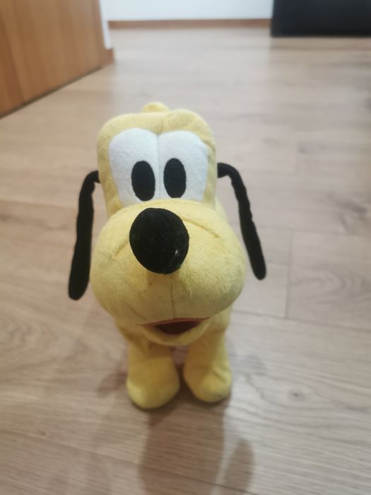 Pluto com pilhas ladrar