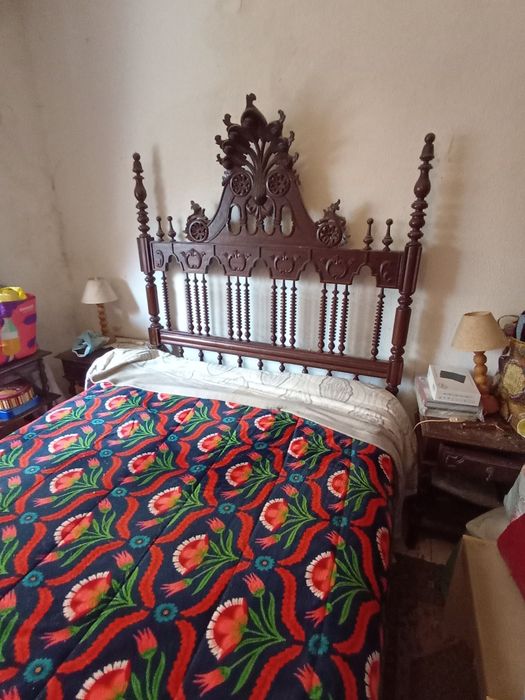 Cama casal madeira maciça estilo antigo