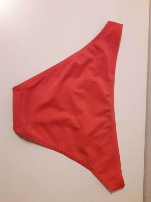 Biquini rosa com bolas brancas