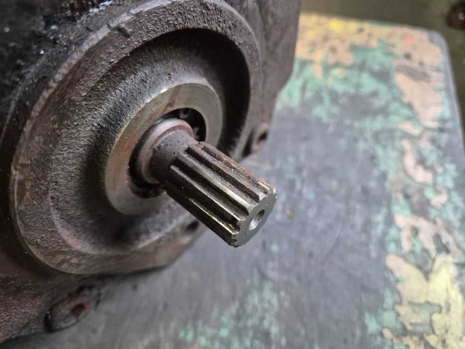 Uszkodzona pompa hydrauliki KYB Kayaba Yanmar PSVD2-17E do regeneracji