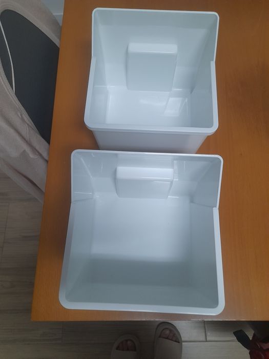 Duas caixas de arrumação usadas em bom estado.