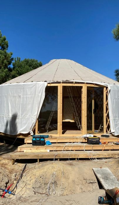 Yurt de 8 metros de diâmetro com janela panorâmica