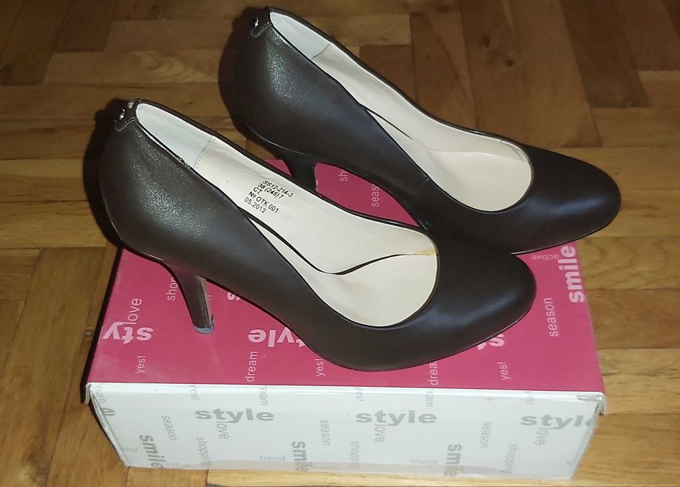 Nowe brązowe buty na obcasie