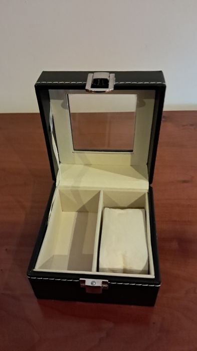 Caixa em couro sintético para guardar relógio