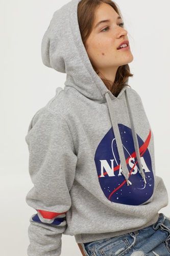 Укорочене худі NASA від H&M.