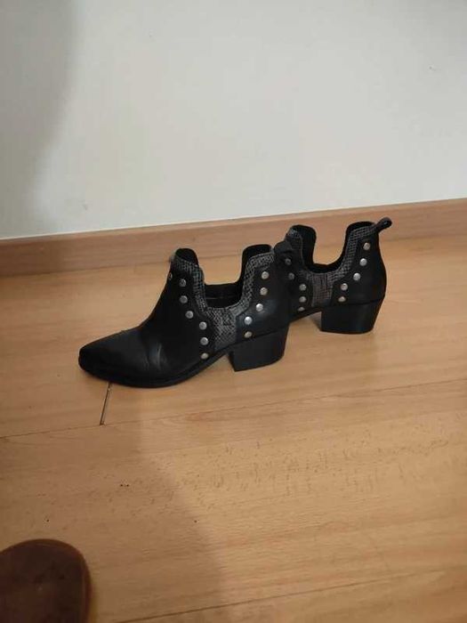 Botins de pele pretos da marca Foreva n.38