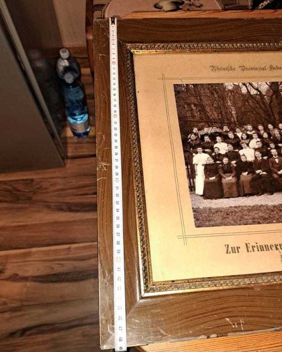 Stare 130 lat zdiecie grupowe w ramie za szklem