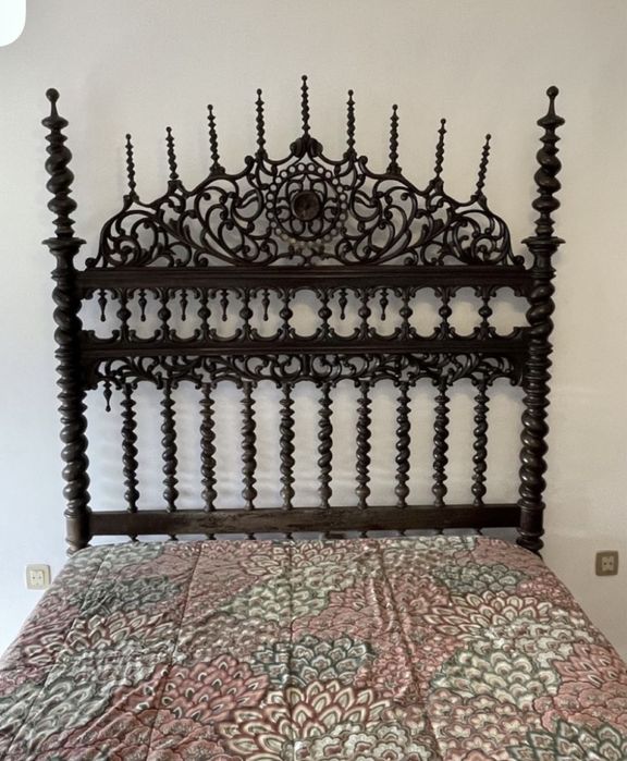 Cama casal antiga