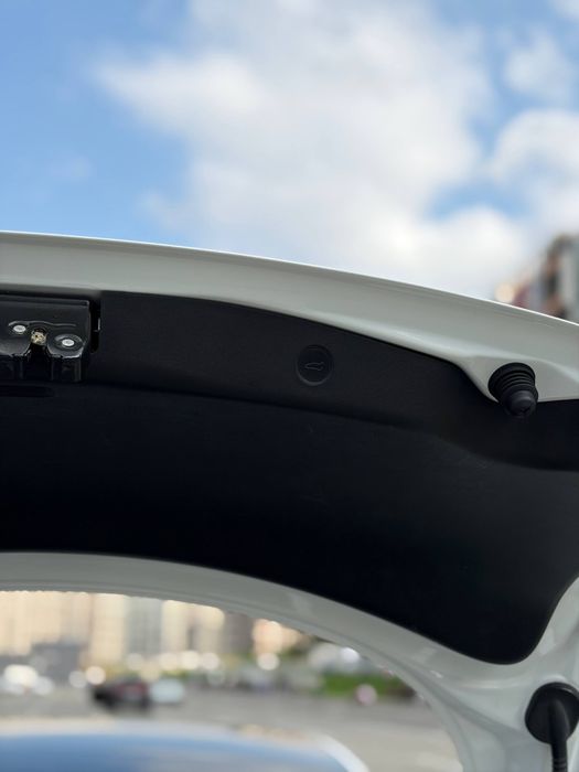 Tesla model 3 2022 року
