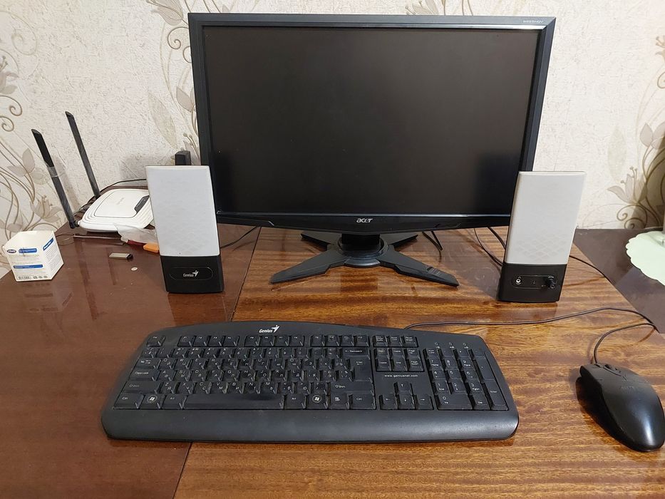 Персональний комп'ютер ASUS з монітором та периферією