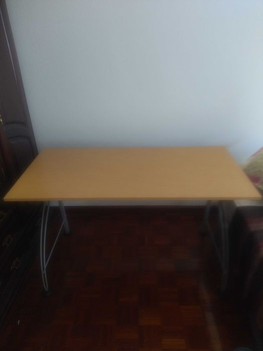 Secretária robusta e moderna