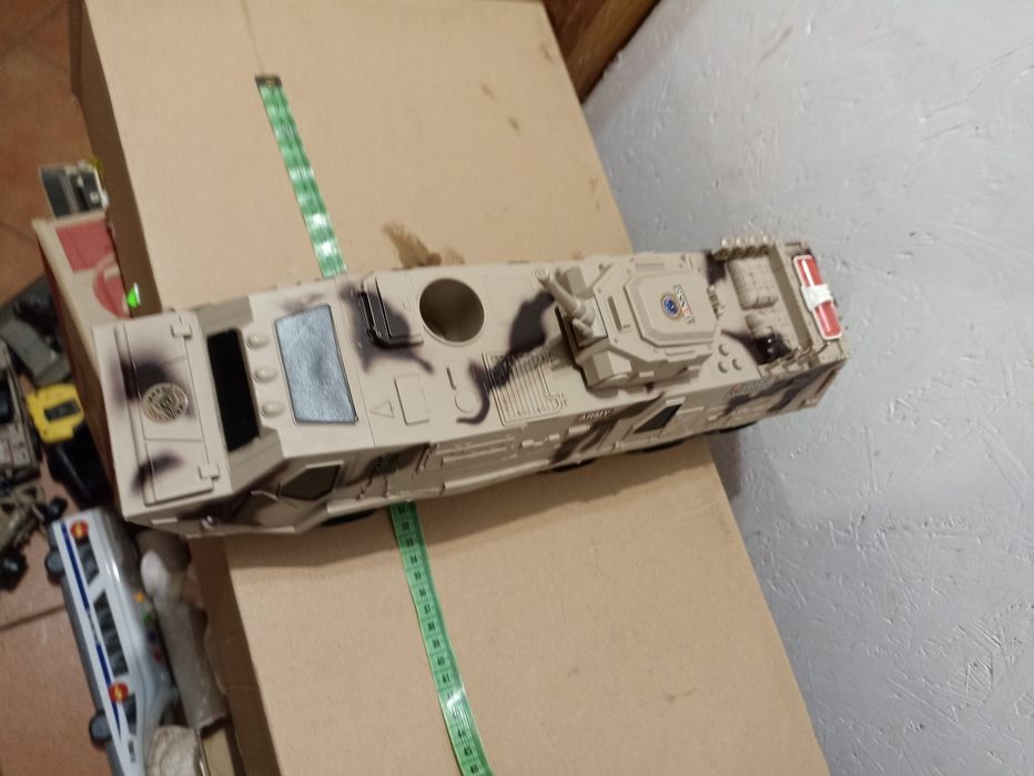 Zabawkowy kołowy transporter opancerzony z działkiem wydający dziwięki
