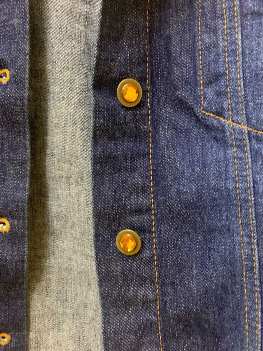 Елегантна джинсова куртка від відомого бренду