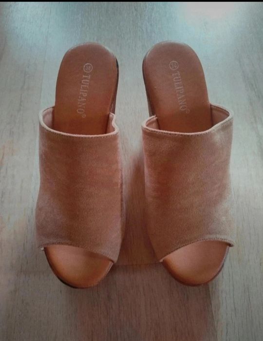 Klapki beżowe wysokie Tulipano